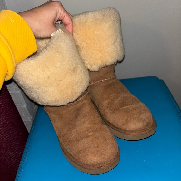 UGG Tan Boots with Cream Sheepskin Lining - Picture 3 of 5